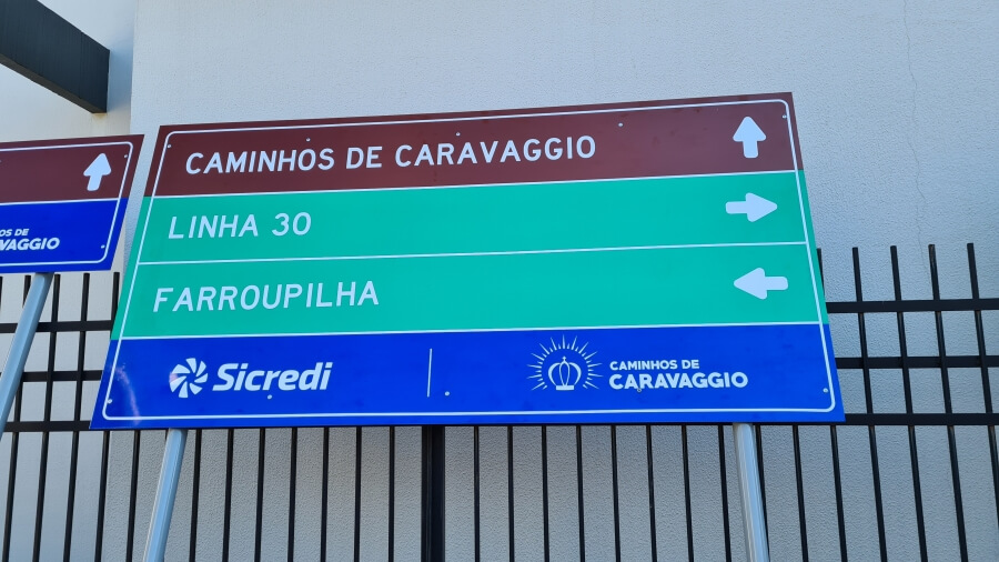 Sicredi Serrana entrega placas de sinalização dos Caminhos de Caravaggio