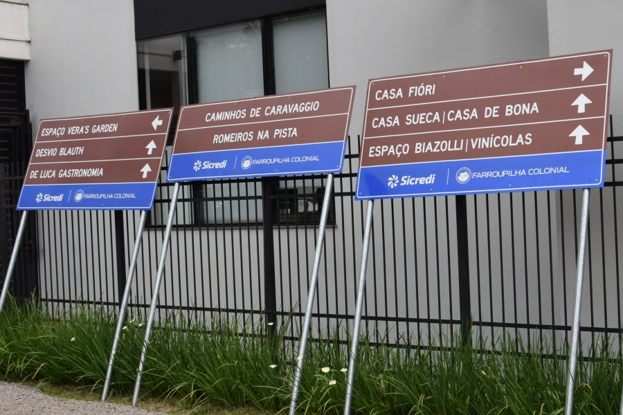 Sicredi Serrana entrega placas de sinalização para roteiro Farroupilha Colonial